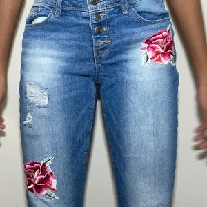 Jeans with flower appliqués